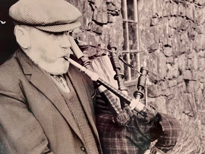 Picture of a man playing the bagpipes